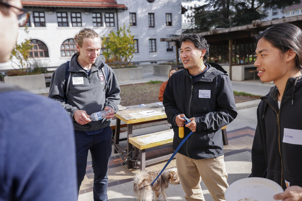 Faculty mentor, Professor Eugene Chiang talking to students at a mentoring event